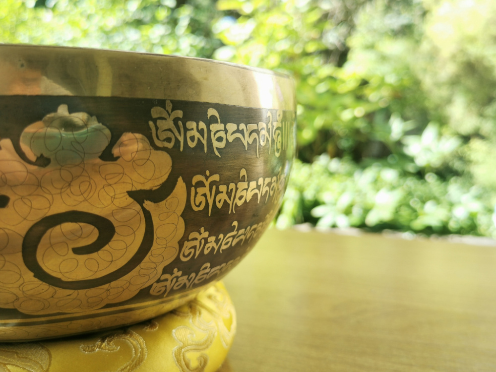 Buddha Bowl Shakyamuni – Klangschale mit Gravur und Buddha-Motiv, handverziertes Klanginstrument aus Nepal